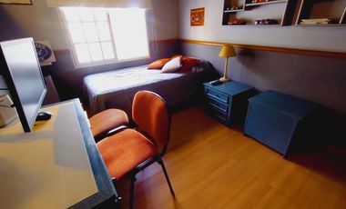 VENTA CASA 5 AMBIENTES CON JARDÍN BARRIO PARQUE BERNAL