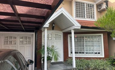 VENTA CASA 5 AMBIENTES CON JARDÍN BARRIO PARQUE BERNAL