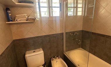 VENTA CASA 5 AMBIENTES CON JARDÍN BARRIO PARQUE BERNAL