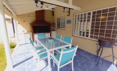 VENTA CASA 5 AMBIENTES CON JARDÍN BARRIO PARQUE BERNAL