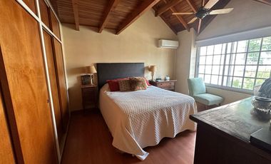 VENTA CASA 5 AMBIENTES CON JARDÍN BARRIO PARQUE BERNAL