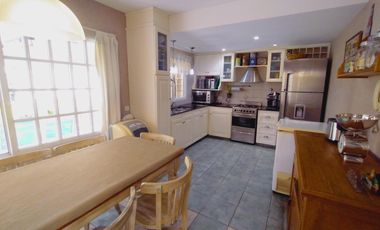 VENTA CASA 5 AMBIENTES CON JARDÍN BARRIO PARQUE BERNAL