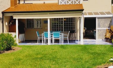 VENTA CASA 5 AMBIENTES CON JARDÍN BARRIO PARQUE BERNAL