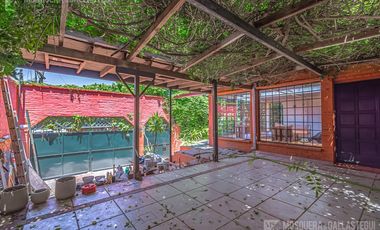 CASA DE ORIGINAL DISEÑO Y MUY LINDOS AMBIENTES .