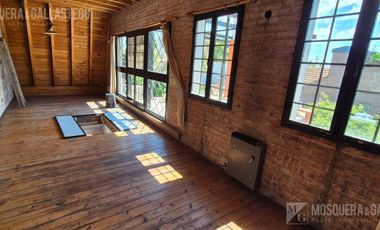 CASA DE ORIGINAL DISEÑO Y MUY LINDOS AMBIENTES .