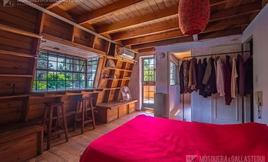 CASA DE ORIGINAL DISEÑO Y MUY LINDOS AMBIENTES .