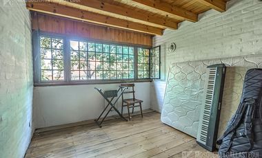 CASA DE ORIGINAL DISEÑO Y MUY LINDOS AMBIENTES .