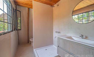 CASA DE ORIGINAL DISEÑO Y MUY LINDOS AMBIENTES .