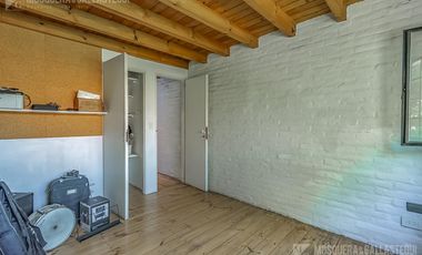 CASA DE ORIGINAL DISEÑO Y MUY LINDOS AMBIENTES .