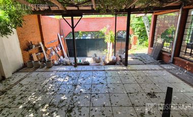 CASA DE ORIGINAL DISEÑO Y MUY LINDOS AMBIENTES .