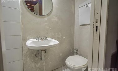 CASA DE ORIGINAL DISEÑO Y MUY LINDOS AMBIENTES .