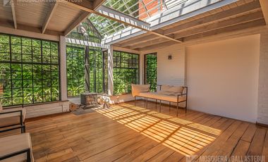 CASA DE ORIGINAL DISEÑO Y MUY LINDOS AMBIENTES .