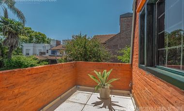 CASA DE ORIGINAL DISEÑO Y MUY LINDOS AMBIENTES .