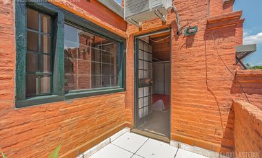 CASA DE ORIGINAL DISEÑO Y MUY LINDOS AMBIENTES .