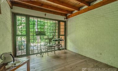 CASA DE ORIGINAL DISEÑO Y MUY LINDOS AMBIENTES .