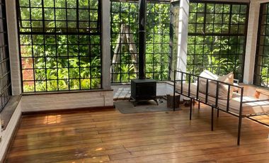 CASA DE ORIGINAL DISEÑO Y MUY LINDOS AMBIENTES .