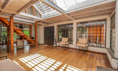 CASA DE ORIGINAL DISEÑO Y MUY LINDOS AMBIENTES .