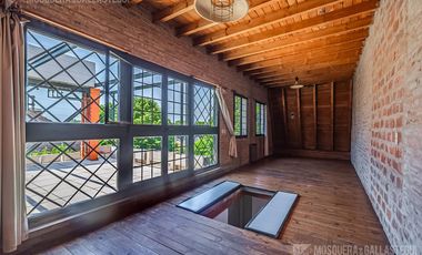 CASA DE ORIGINAL DISEÑO Y MUY LINDOS AMBIENTES .