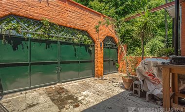 CASA DE ORIGINAL DISEÑO Y MUY LINDOS AMBIENTES .
