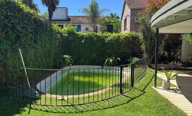 CASA DE ORIGINAL DISEÑO Y MUY LINDOS AMBIENTES .