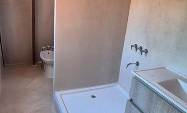 CASA DE ORIGINAL DISEÑO Y MUY LINDOS AMBIENTES .