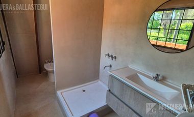 CASA DE ORIGINAL DISEÑO Y MUY LINDOS AMBIENTES .