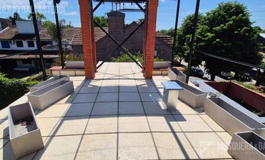 CASA DE ORIGINAL DISEÑO Y MUY LINDOS AMBIENTES .