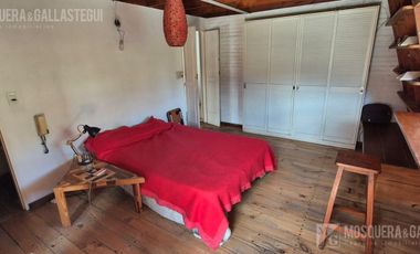 CASA DE ORIGINAL DISEÑO Y MUY LINDOS AMBIENTES .