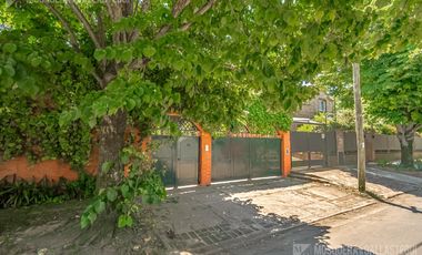 CASA DE ORIGINAL DISEÑO Y MUY LINDOS AMBIENTES .