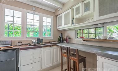 CASA DE ORIGINAL DISEÑO Y MUY LINDOS AMBIENTES .