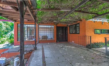 CASA DE ORIGINAL DISEÑO Y MUY LINDOS AMBIENTES .