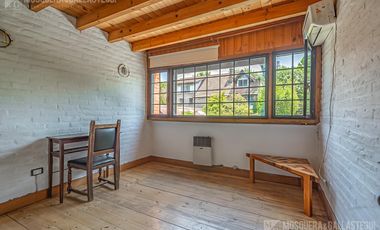 CASA DE ORIGINAL DISEÑO Y MUY LINDOS AMBIENTES .