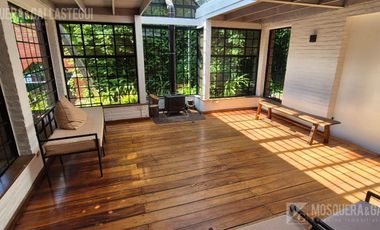 CASA DE ORIGINAL DISEÑO Y MUY LINDOS AMBIENTES .
