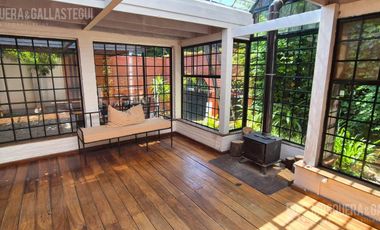 CASA DE ORIGINAL DISEÑO Y MUY LINDOS AMBIENTES .