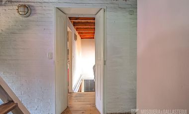 CASA DE ORIGINAL DISEÑO Y MUY LINDOS AMBIENTES .