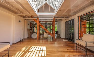 CASA DE ORIGINAL DISEÑO Y MUY LINDOS AMBIENTES .