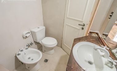 CASA DE ORIGINAL DISEÑO Y MUY LINDOS AMBIENTES .