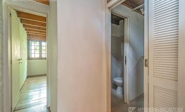 CASA DE ORIGINAL DISEÑO Y MUY LINDOS AMBIENTES .