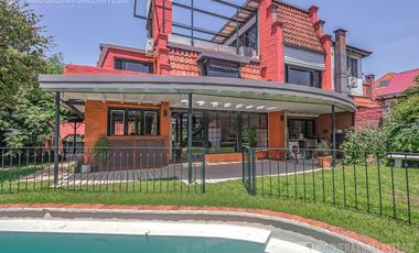 CASA DE ORIGINAL DISEÑO Y MUY LINDOS AMBIENTES .