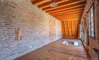 CASA DE ORIGINAL DISEÑO Y MUY LINDOS AMBIENTES .