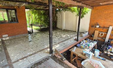 CASA DE ORIGINAL DISEÑO Y MUY LINDOS AMBIENTES .