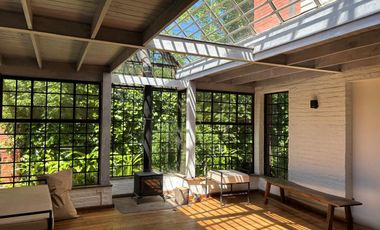 CASA DE ORIGINAL DISEÑO Y MUY LINDOS AMBIENTES .