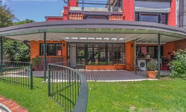 CASA DE ORIGINAL DISEÑO Y MUY LINDOS AMBIENTES .