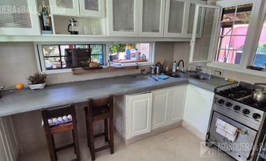 CASA DE ORIGINAL DISEÑO Y MUY LINDOS AMBIENTES .