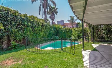 CASA DE ORIGINAL DISEÑO Y MUY LINDOS AMBIENTES .