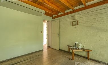 CASA DE ORIGINAL DISEÑO Y MUY LINDOS AMBIENTES .