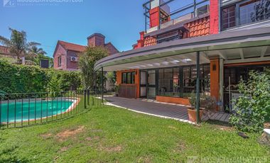 CASA DE ORIGINAL DISEÑO Y MUY LINDOS AMBIENTES .