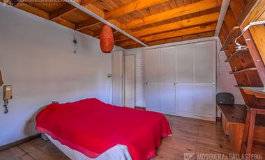 CASA DE ORIGINAL DISEÑO Y MUY LINDOS AMBIENTES .