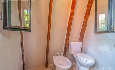 CASA DE ORIGINAL DISEÑO Y MUY LINDOS AMBIENTES .