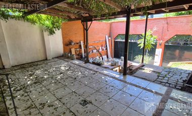 CASA DE ORIGINAL DISEÑO Y MUY LINDOS AMBIENTES .